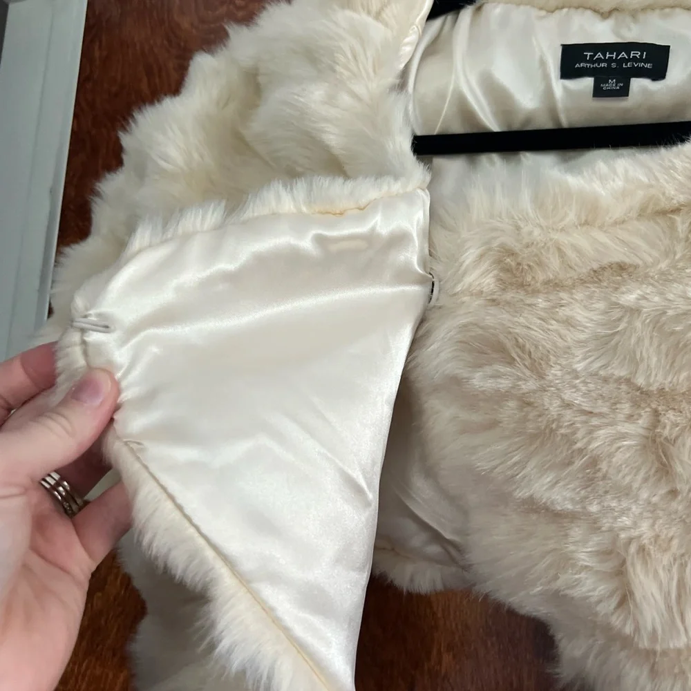 NWT Tahari‎ Champagne Faux Fur Wrap size M